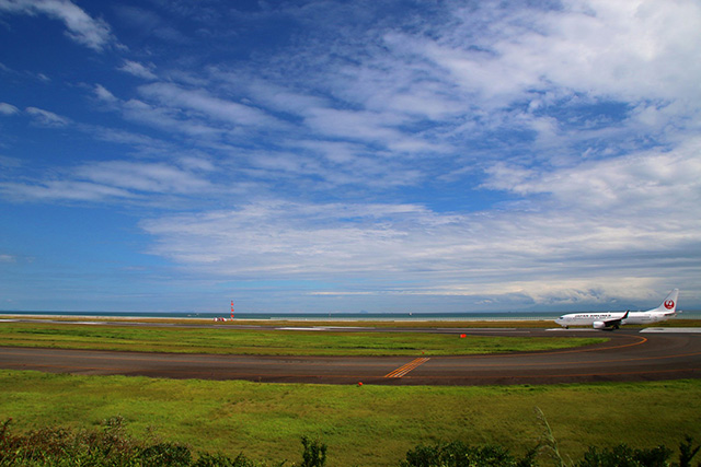 画像:綺麗な青空に飛び立とうとする飛行機