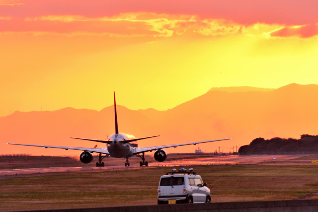 画像:夕焼けの空に