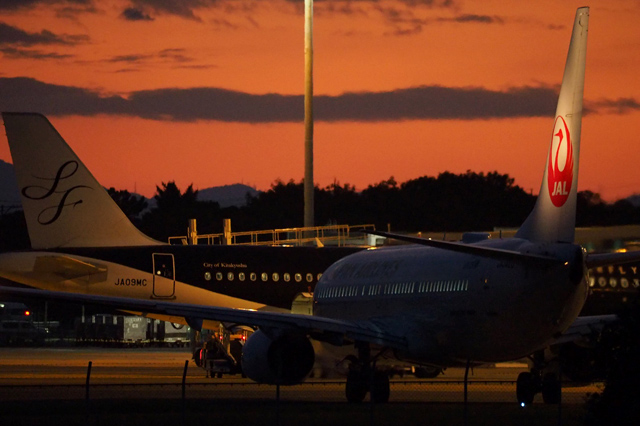 画像:夕暮れの駐機場