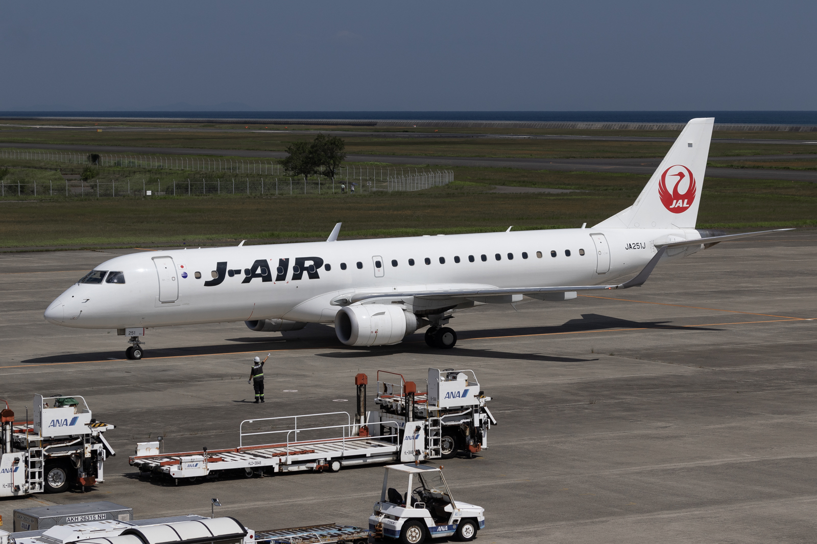 画像:JA251J J -AIR /E-190