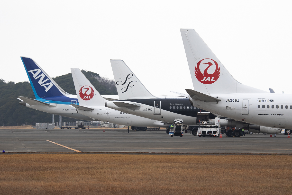 画像:飛行機が4機並ぶ宇部空港
